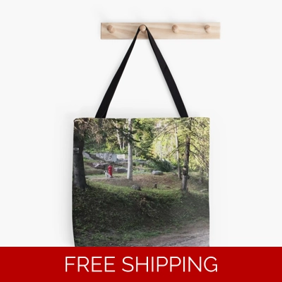 Le Studio Tote Bag Front Yard 2019